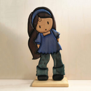 Bambina in jeans in legno creazione artigianale