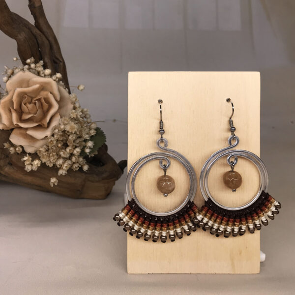Orecchini tecnica mista wire/macramè marrone e beige