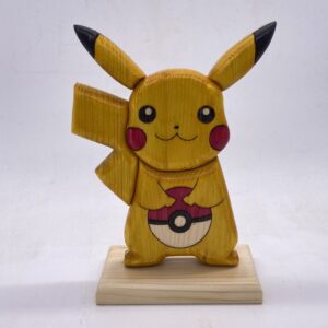 Pikachu con sfera Poke in legno creazione artigianale