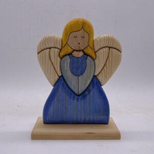 piccolo angelo in legno con mani giunte creazione artigianale