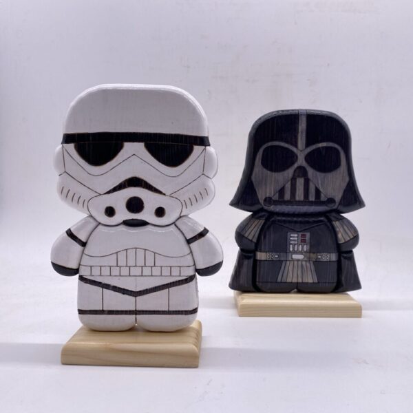 Stormtrooper e darth vader in legno, personaggi di star wars creazione artigianale