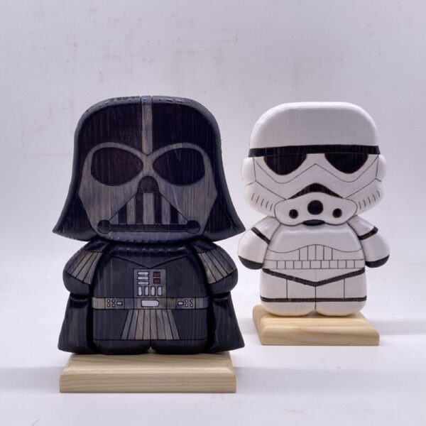Stormtrooper e darth vader in legno, personaggi di star wars creazione artigianale