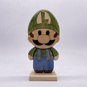 Luigi in legno, creazione in legno di Super Mario