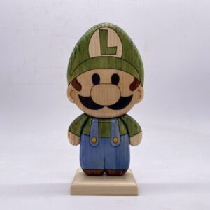 Luigi in legno, creazione in legno di Super Mario