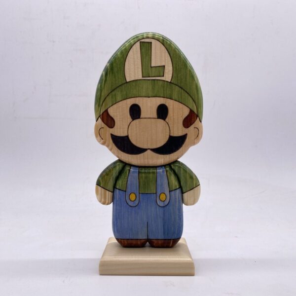 Luigi in legno, creazione in legno di Super Mario