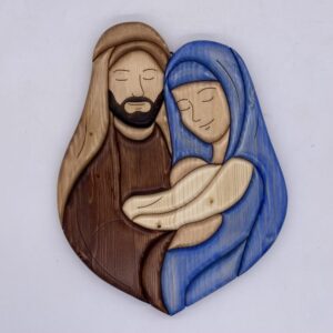 La Sacra Famiglia in legno stretta in un abbraccio creazione artigianale