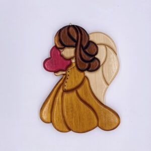 Un angelo con cuore rosso in legno che porta amore nella tua casa