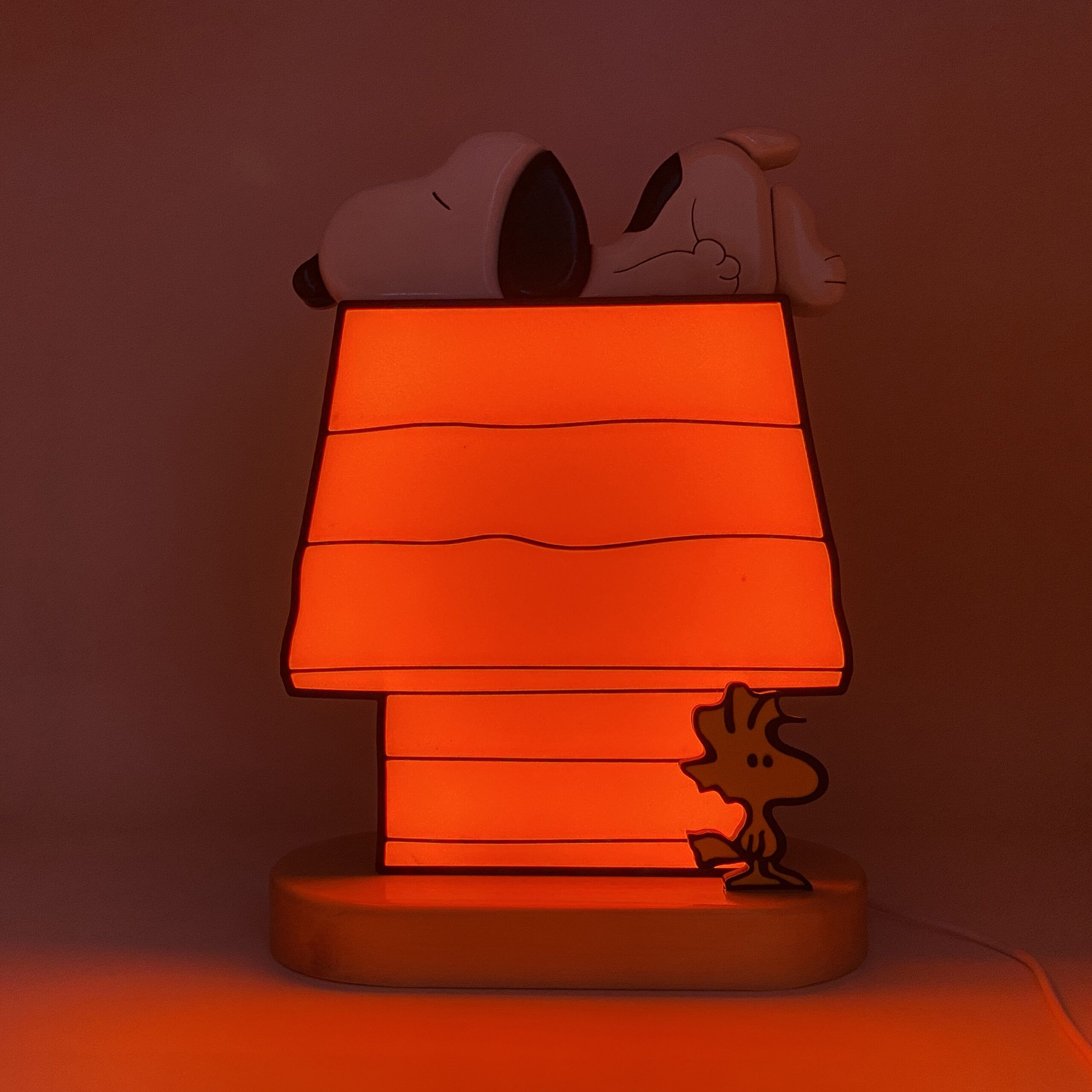 Sogni d'oro con Snoopy e la sua cuccia luminosa